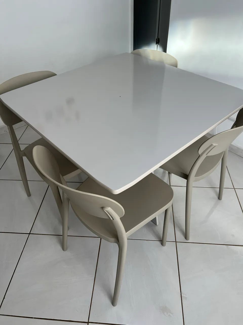 Mesa 4 cadeiras bege