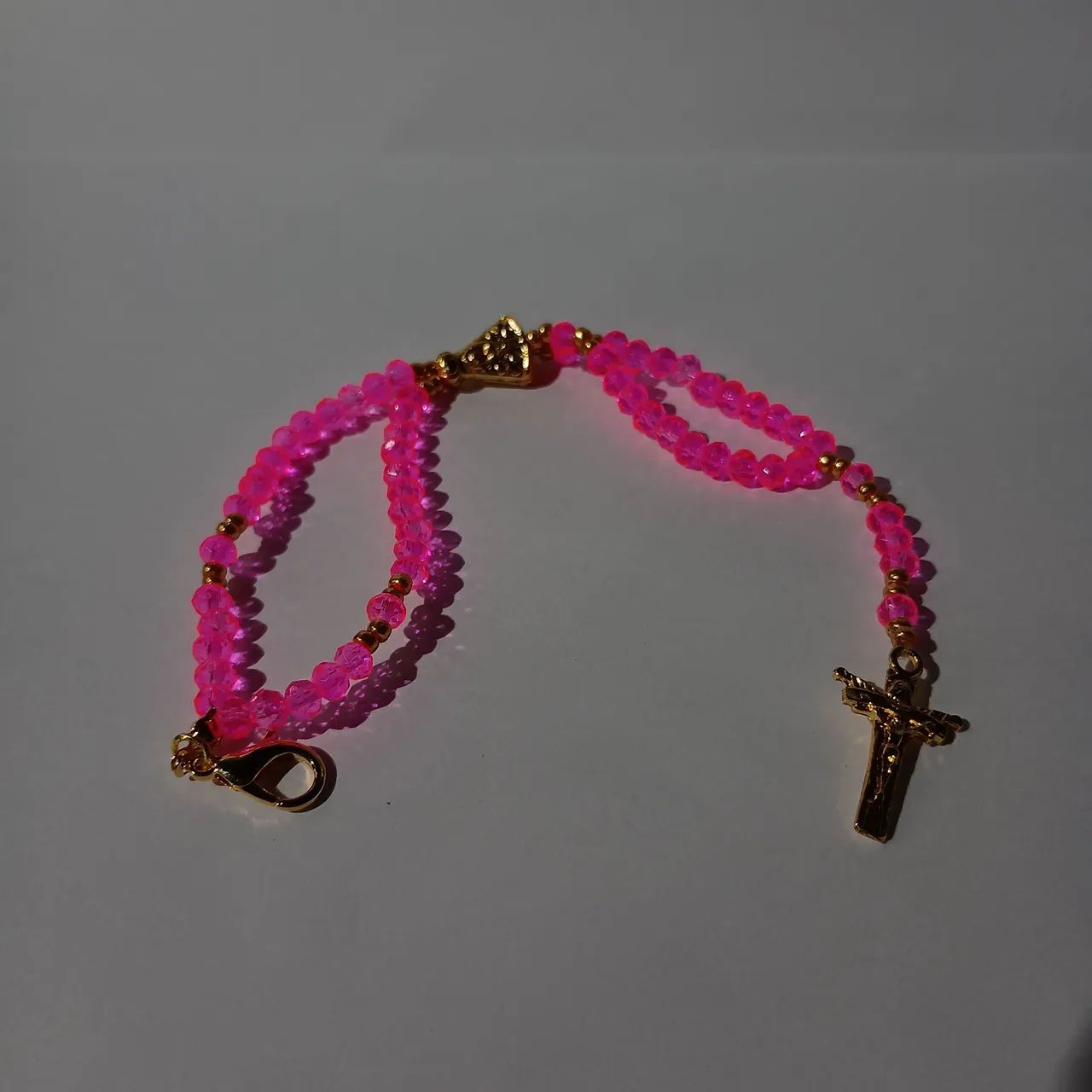 Pulseira terço com detalhes folheado a ouro imagem de nossa Senhora 