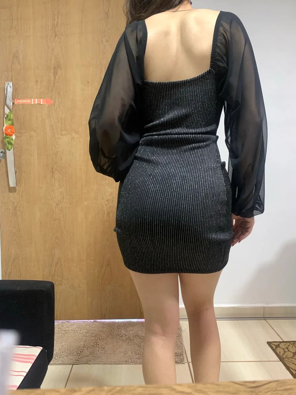 Vestido com brilho, colado e mangas bufantes  - Foto 4