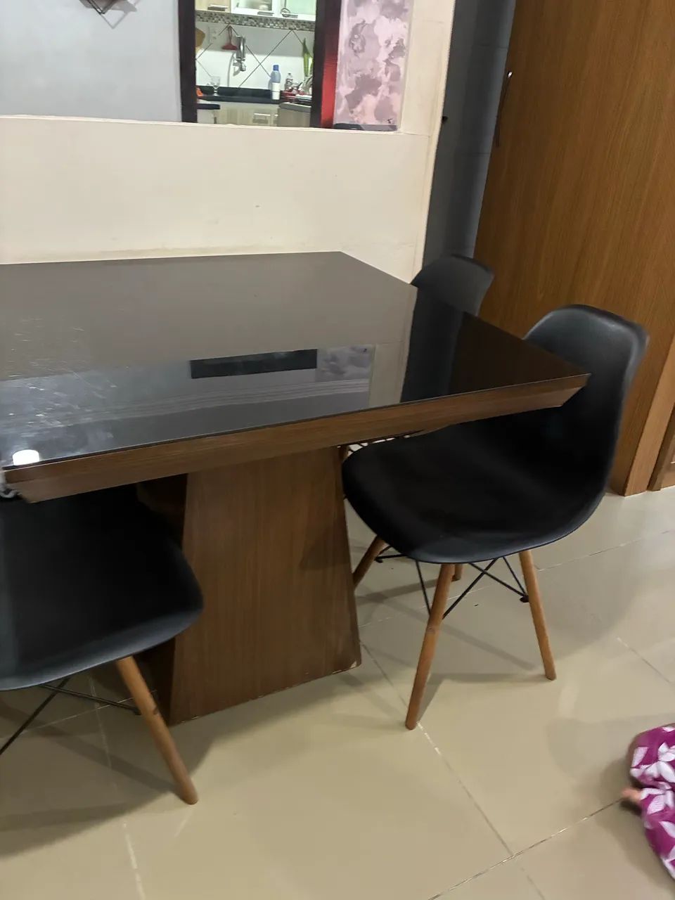 Vendo mesa com cadeiras  - Foto 3