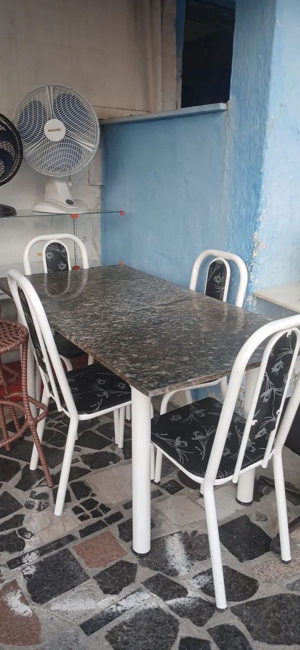 Mesa de marmore 4 cadeiras 