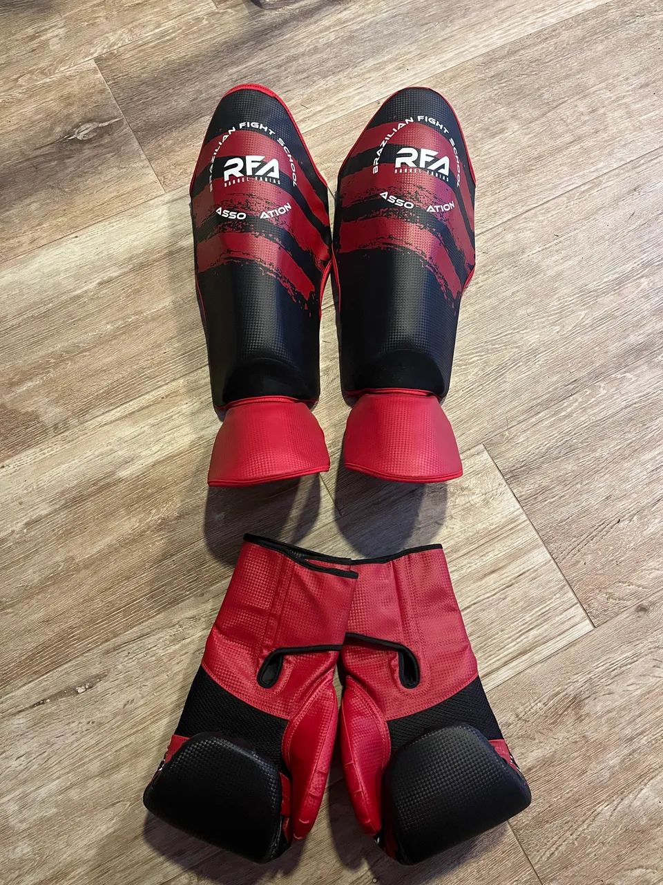Kit Muay Thai / Boxe RFA - Luvas + Caneleiras
