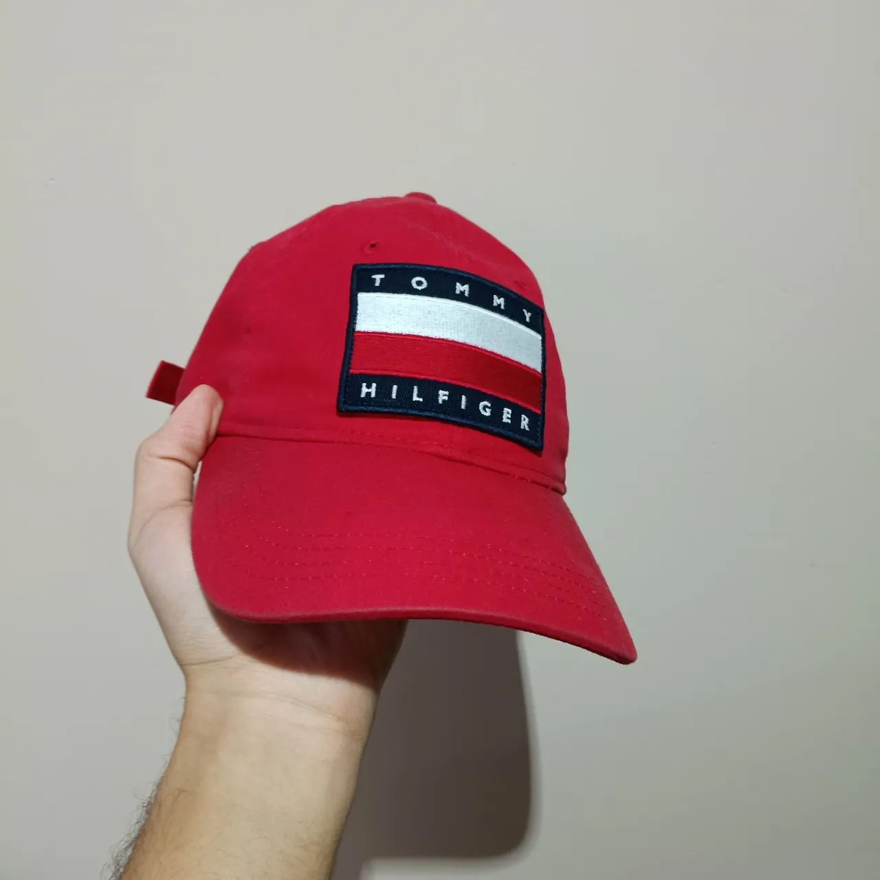 Boné tommy plaquinha vermelho 