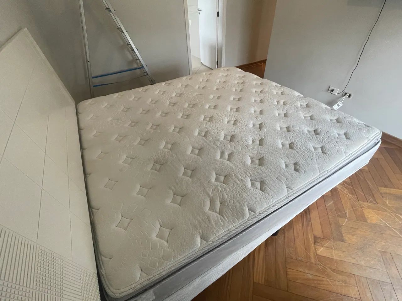 Cama king com cabeceira