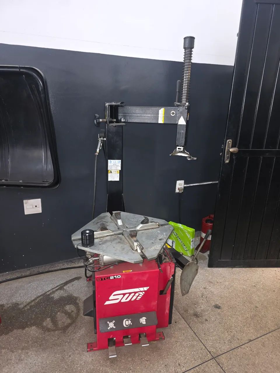 Desmontadora de Pneus Sun STC 210 - Equipamento Profissional