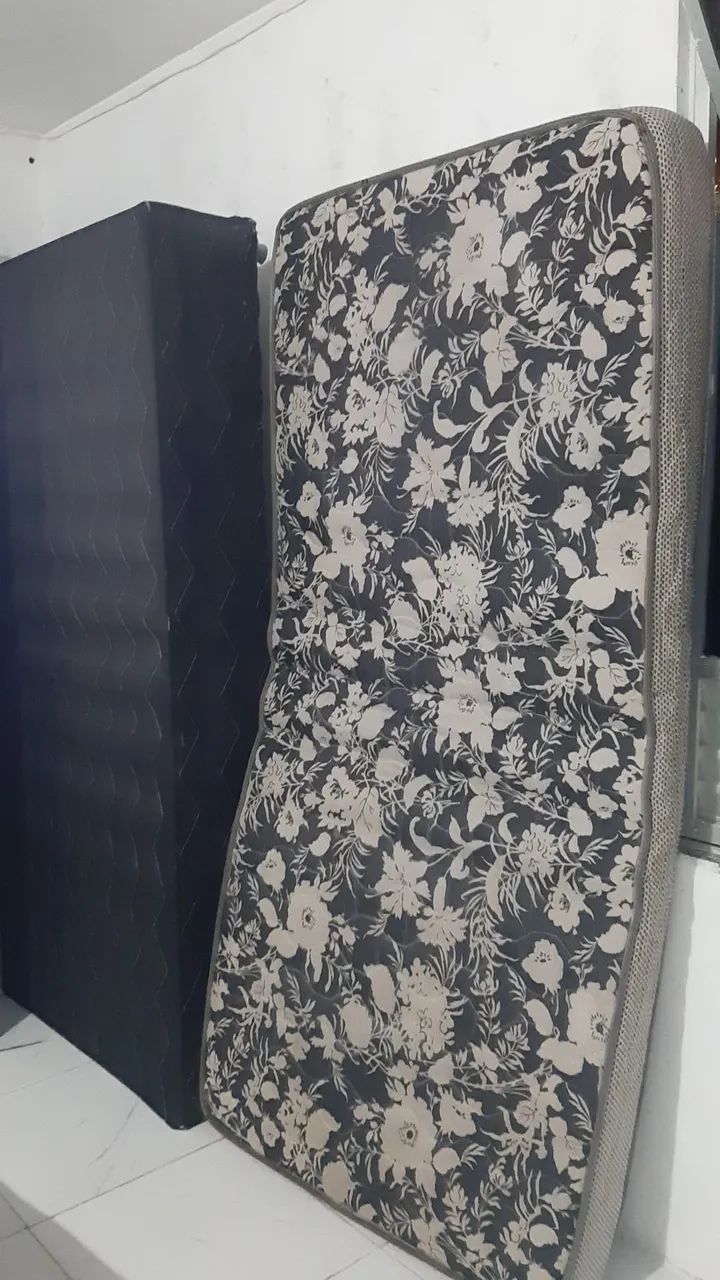 Vendo uma cama box de  solteiro