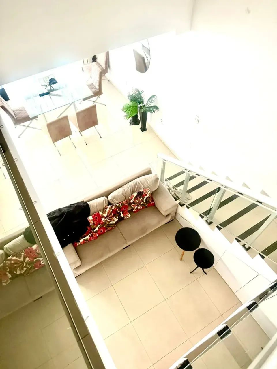 .Casa Duplex com 360m², 4 Quartos, Sendo 3 Suítes com Closet, Piscina Privativa e Esc