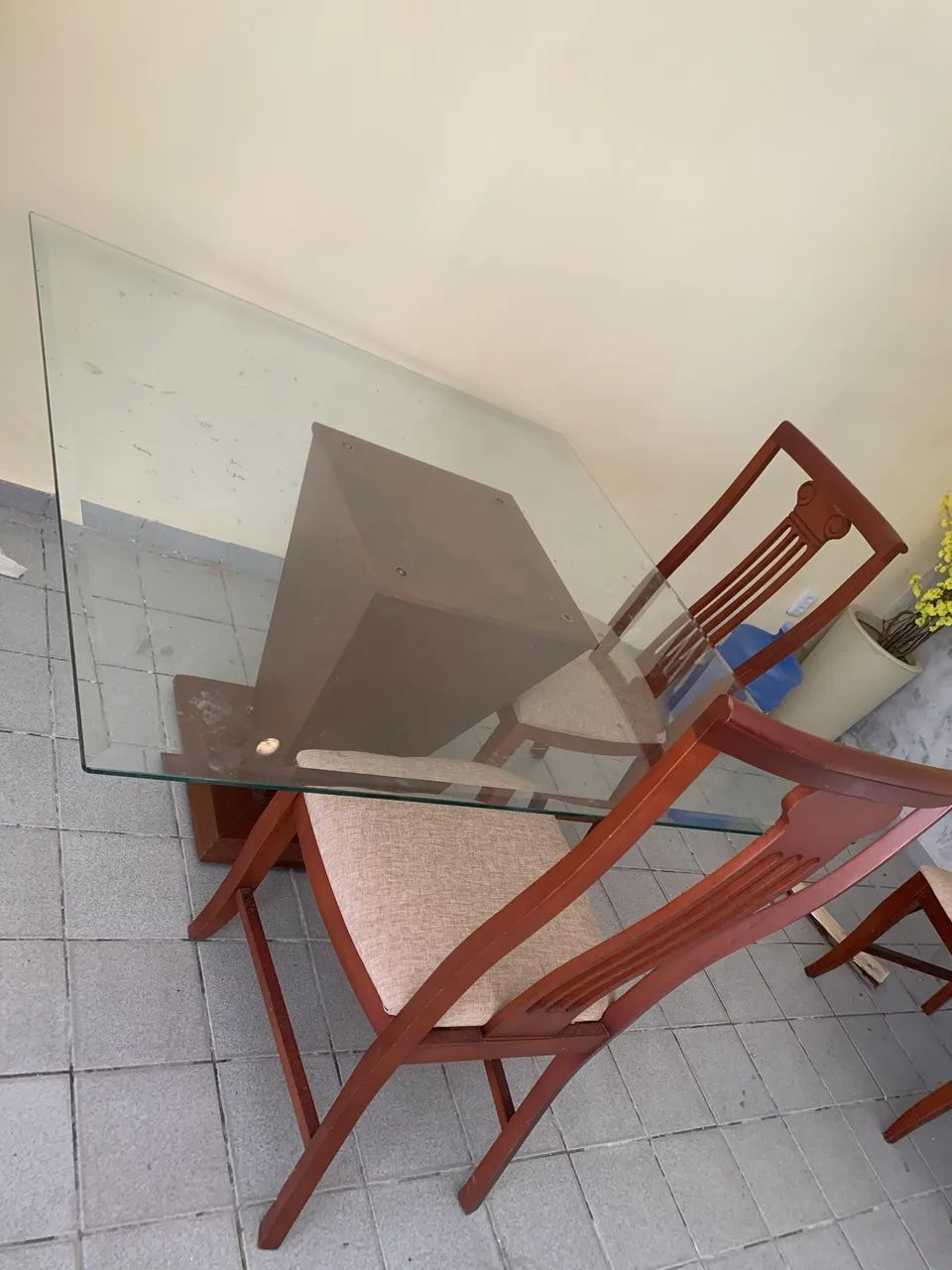 Mesa com tampo de vidro boleado com quatro cadeiras. - Foto 3
