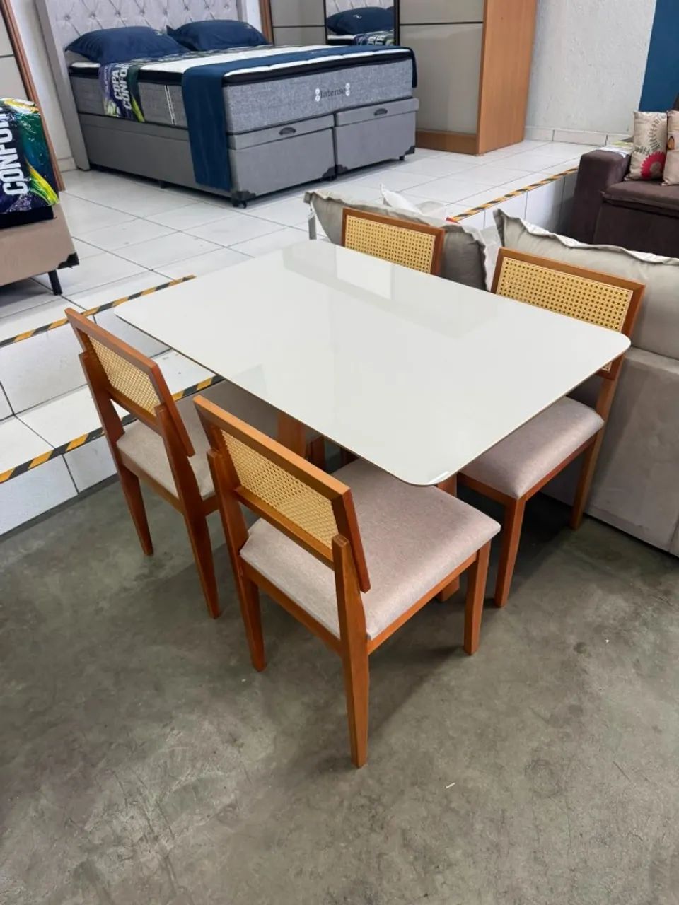 Mesa de Jantar Com 4 Cadeiras Maciças - Foto 2