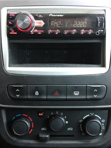 Kwid Zen motor 1.0 12V 4 Portas Completo Único Dono com 35 Mkm originais / 2018 - Foto 13
