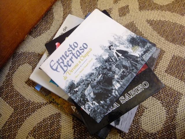 Livros decorativos para mesa de centro - Preços variados - Foto 4