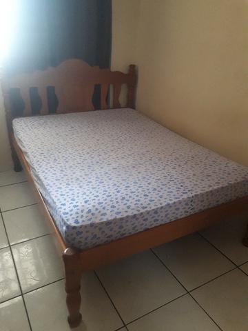 Cama com colchão de molas ensacadas