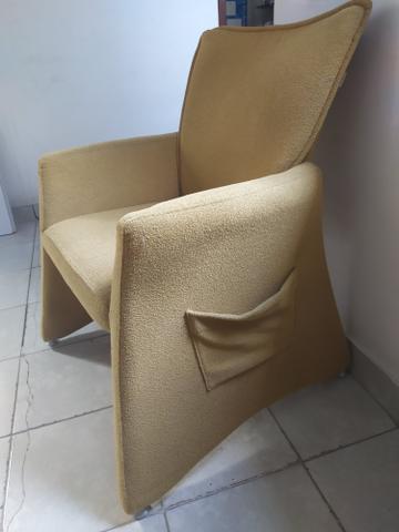 Vendo 2 poltronas arrumadas para sala com suporte lateral para guardar controles - Foto 2
