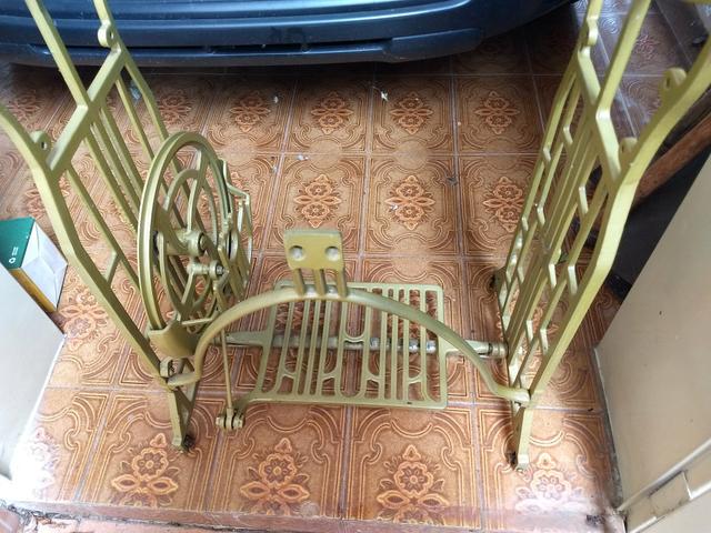 Vendo pé de máquina de costura