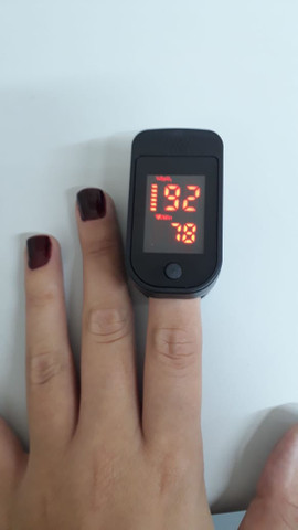 Oxímetro Digital Pulso De Dedo Medidor Sangue Portátil 