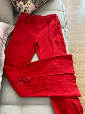 calça flare vermelha