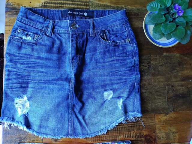 Saia jeans ELLUS  com desgastes e barra desfiada 