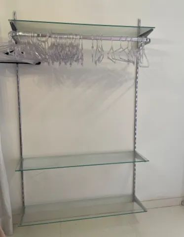 Vendo Prateleiras e Cabideira para loja