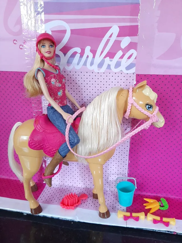 BARBIE FAMILY MATTEL COM CAVALO ARTICULADO EM BOM ESTAD