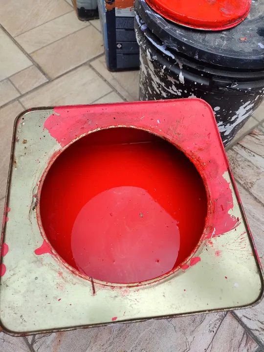 Vendo tinta vermelha usada só um pouco lata de 16 litros