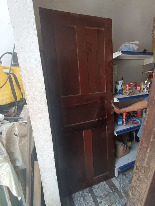 Portas de madeira maciça. Banheiro (R$ 250). - Foto 3