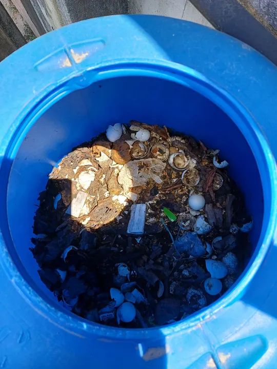 Composteira/ minhocário 250 litros cheia de adubo sólido orgânico + adubo líquido. - Foto 2