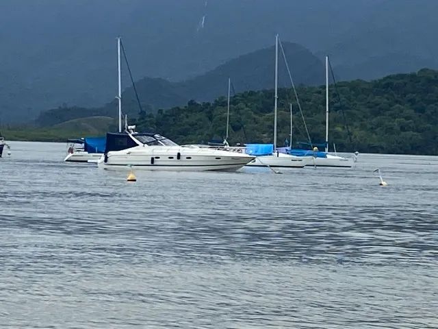 Alugo lancha 40 pés - passeios em Angra dos Reis com marinheiro, até 10 pessoas