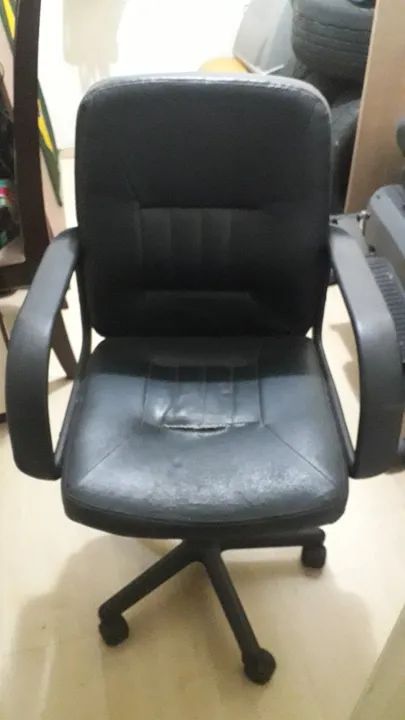 Cadeira giratória para diretor na cor preta usada