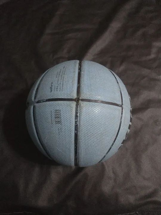 Bola de basquete Kipsta azul clara obs falta encher  - Foto 4
