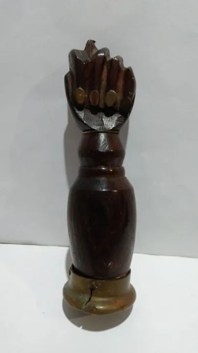 Figa de madeira com base de latão abridor de garrafas antigos artigo decorativo - Foto 2