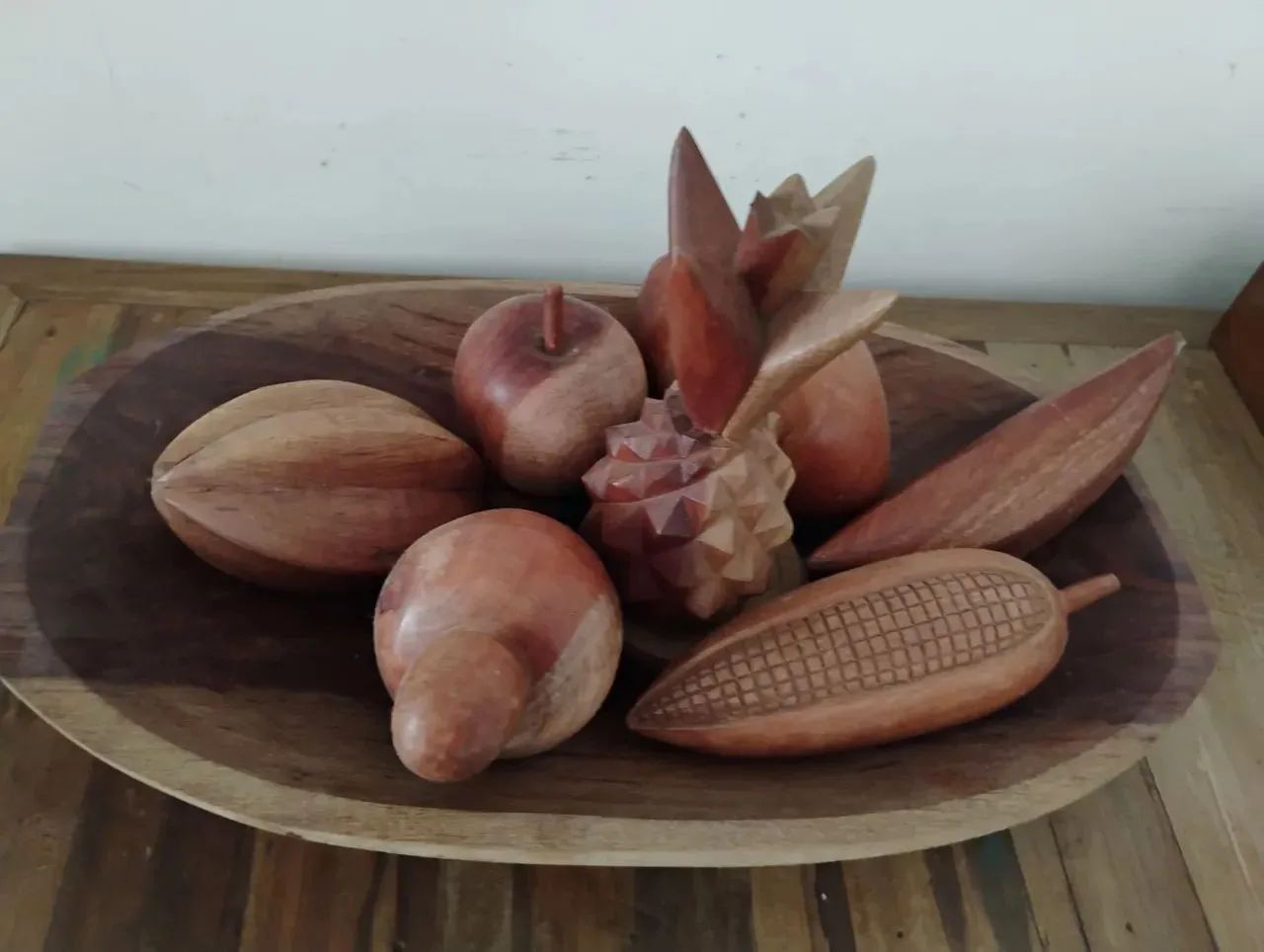Fruteira de madeira esculpida