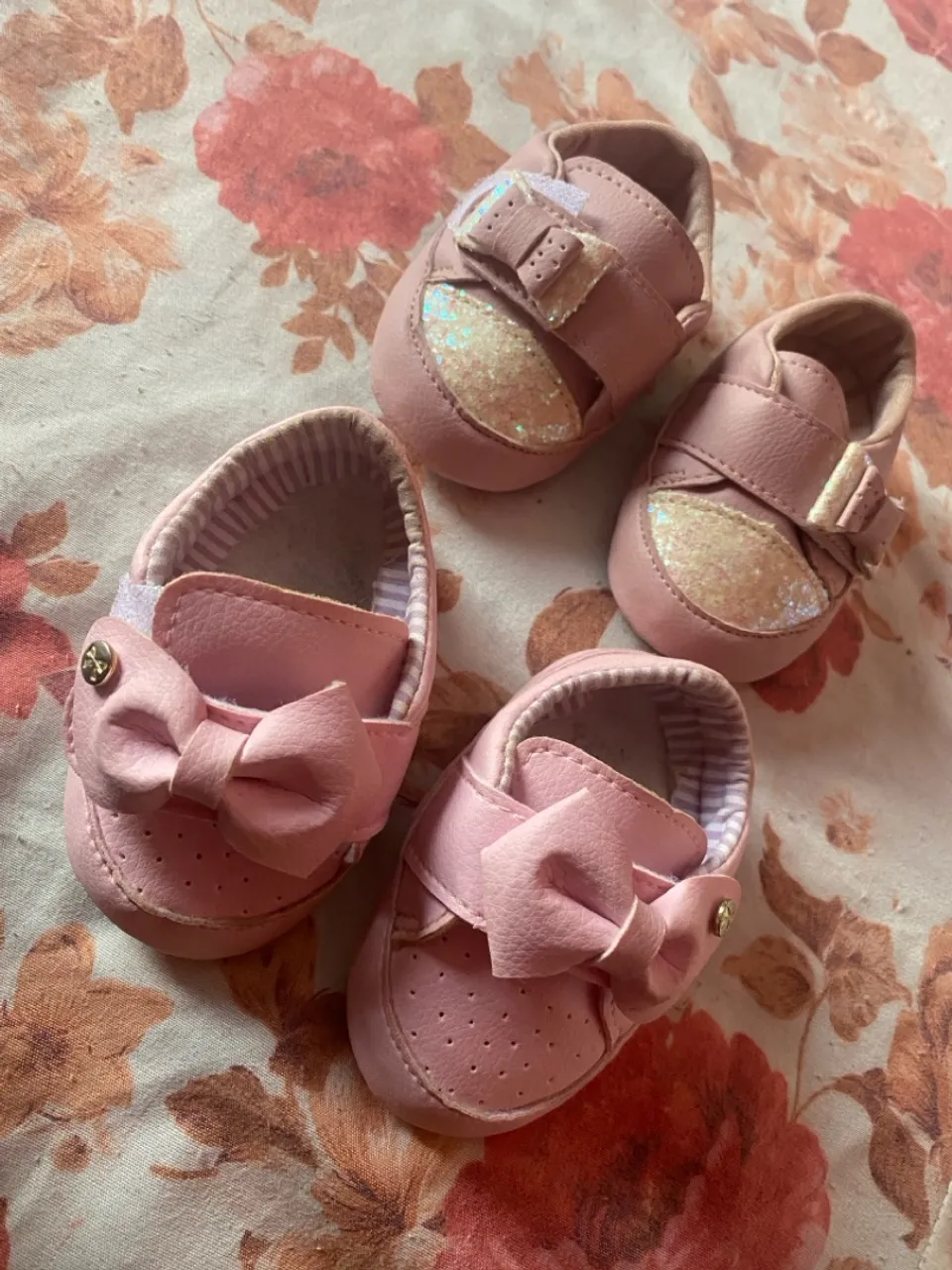 Sapatinhos de bebê rosa com laço