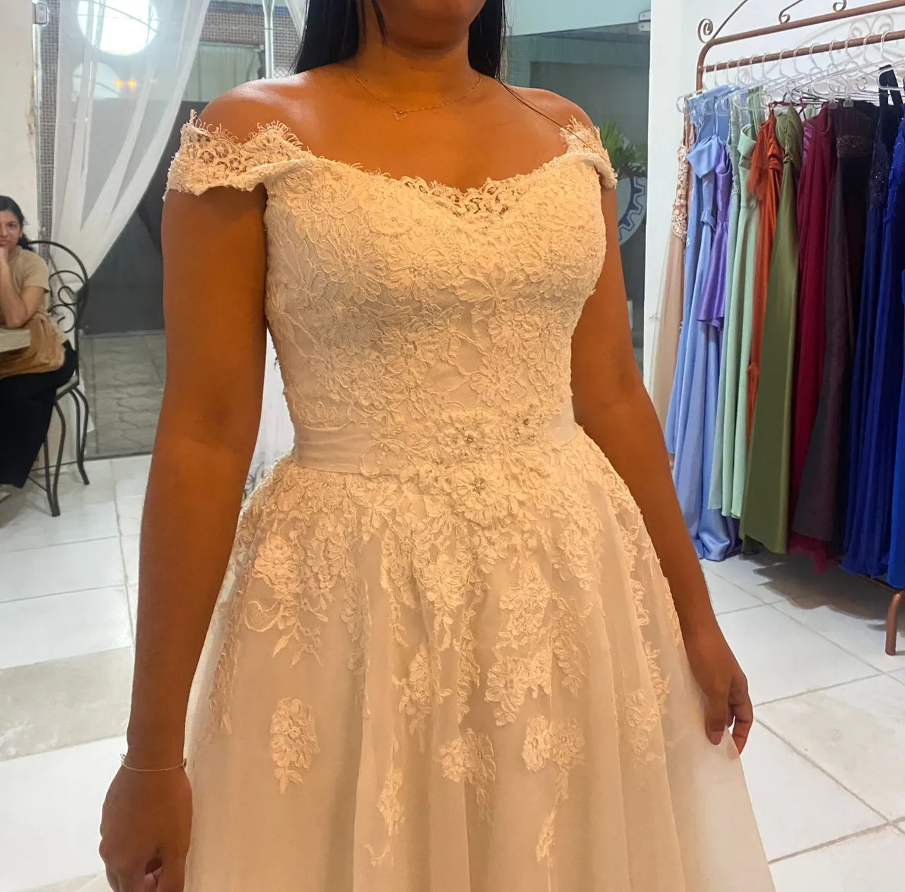 Vestido de noiva elegante com detalhes em renda