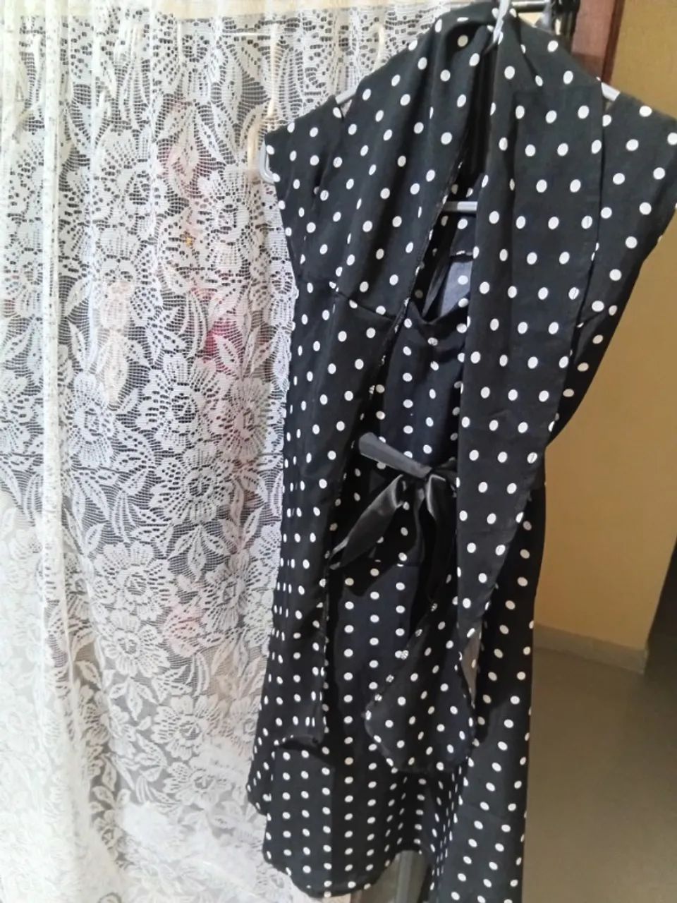 Vestido de bolinhas preto e branco - Foto 3