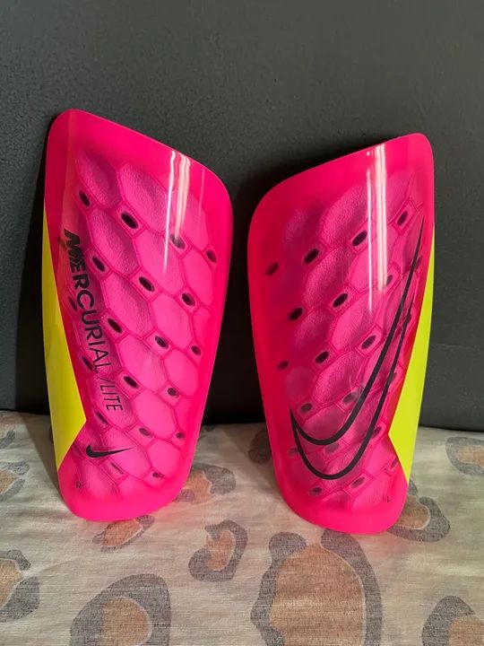 Caneleiras Nike Mercurial Lite - Tamanho Único - NOVAS - Nunca usadas.