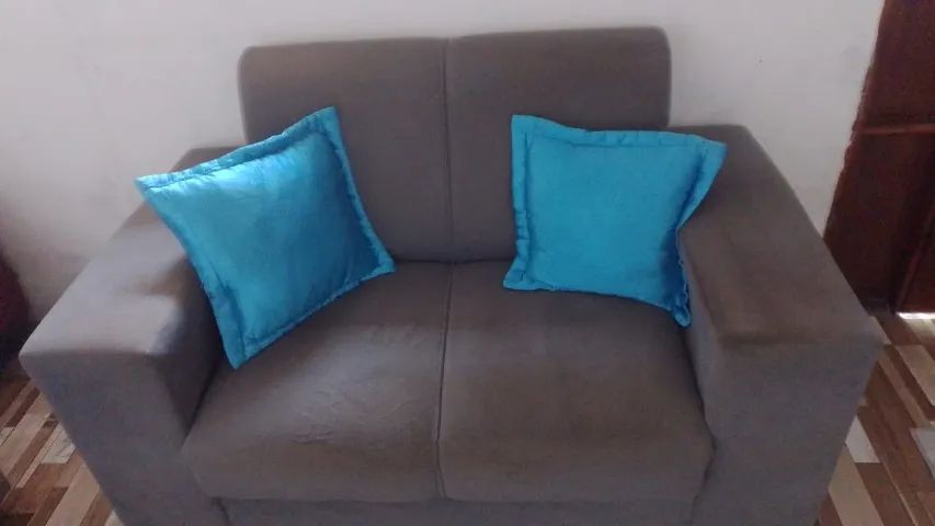 sofa 2 e 3 lugares  na cor cinza 