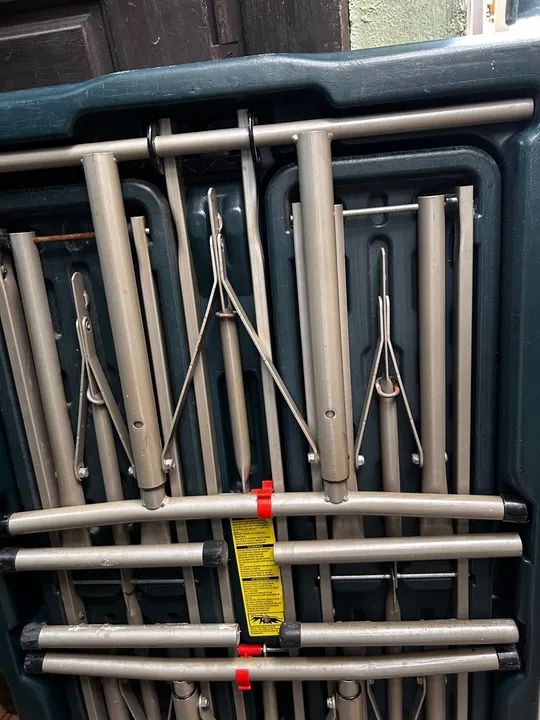 Mesa dobrável com dois bancos