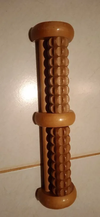 Rolo de massagem de madeira para relaxamento muscular