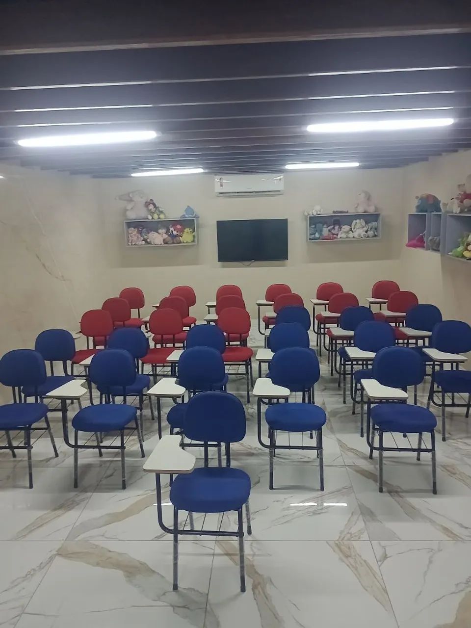 Cadeiras Universitárias estofadas escolar com braço 