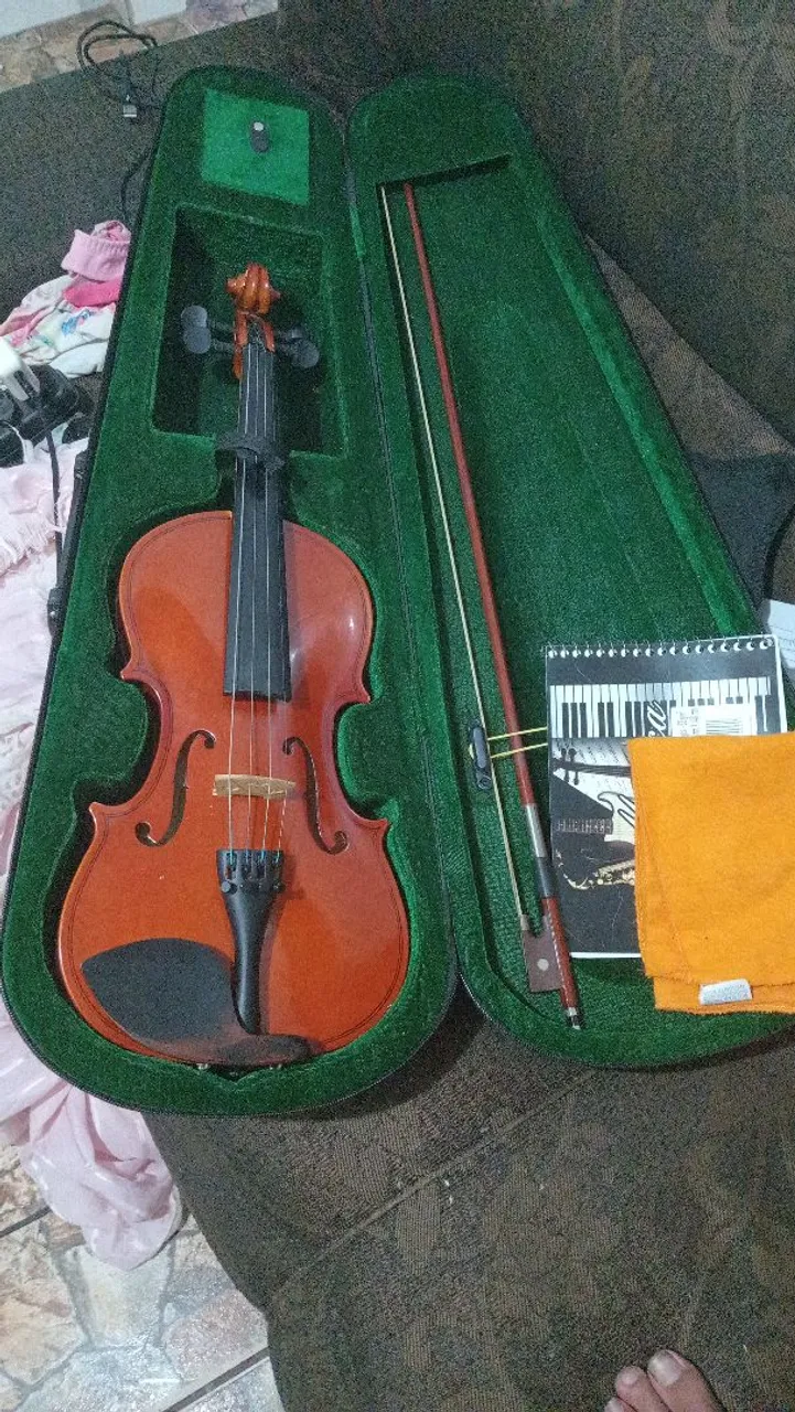 Vendo um violino em perfeito estado vai com todos os acessórios