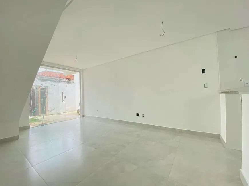 Casa Geminada no Planalto com Entrada Individual - 2 Quartos e 2 Suítes!