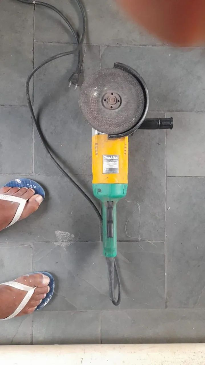 Esmerilhadeira Makita 7 polegadas.