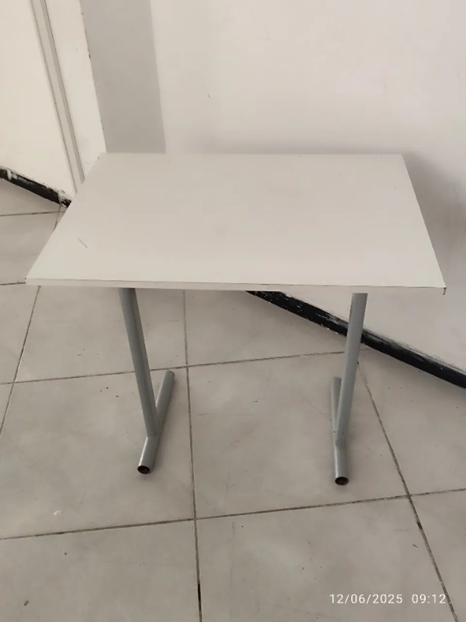MESAS DE ESCOLA, CARTEIRAS, SIMPLES BRANCAS