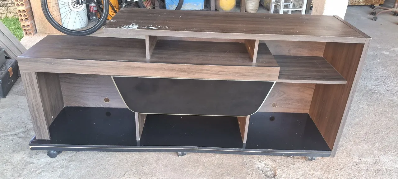 Rack para TV com prateleiras e rodinhas