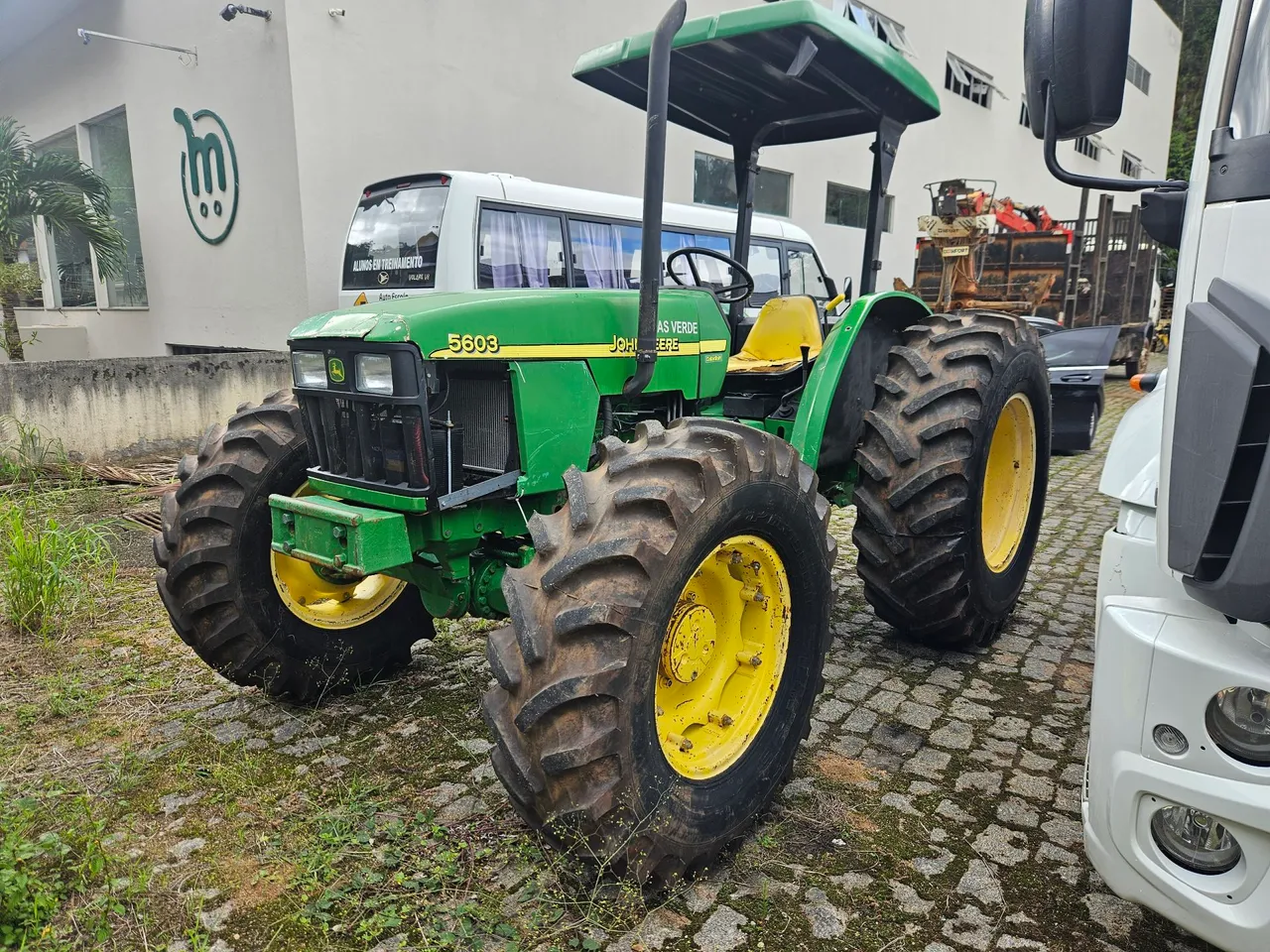 Trator John Deere 5603 vendo ou troco por caminhão 3/4