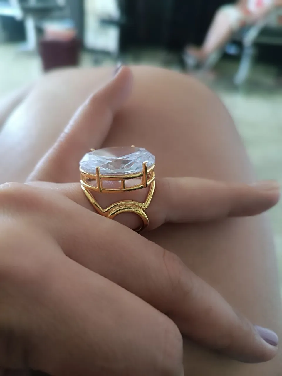 Anel Dourado com Pedra Grande