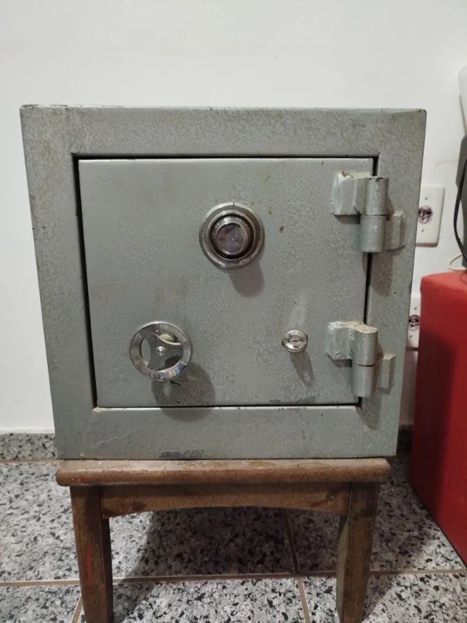 Cofre com Trava e Chave, Altura 39cm, Largura 40cm, Comprimento 40cm,