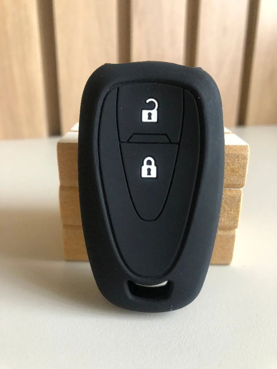 Capa de Chave Presencial 2 Botões Chevrolet Novo ONIX e Tracker - Foto 2