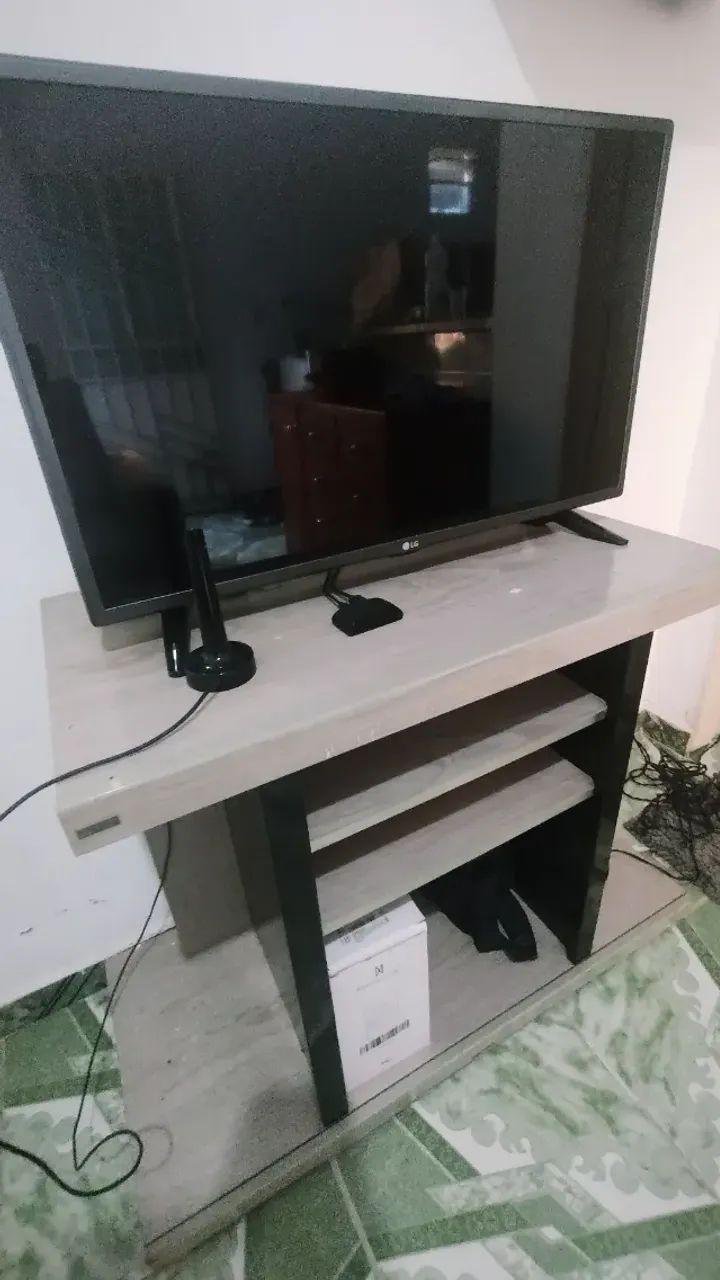 LG 32 LED TV + Stand + Roku Streaming Converter64300598504322121