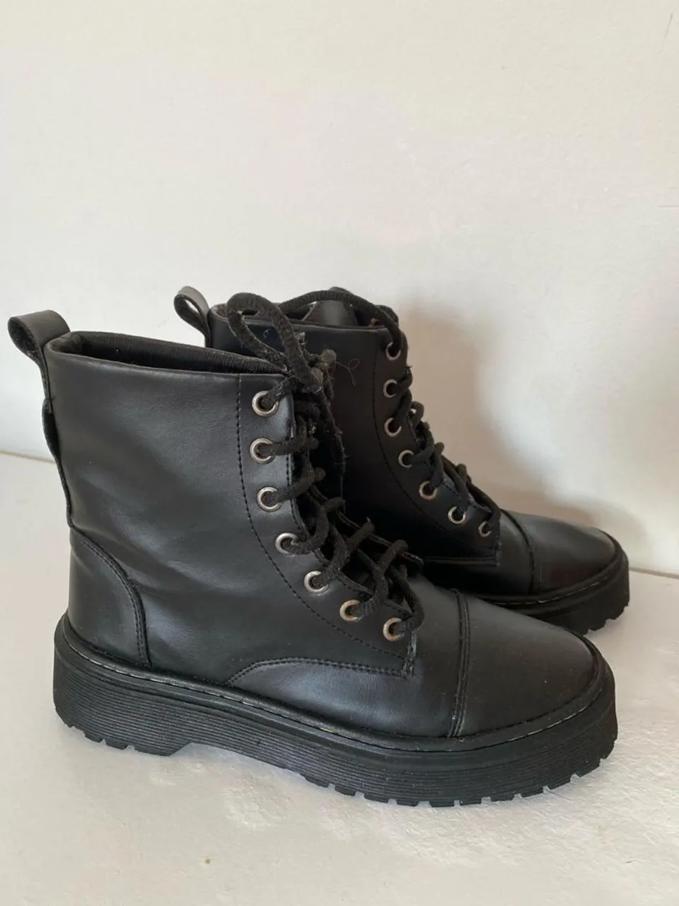 Bota Coturno Preta - Estilo e Conforto